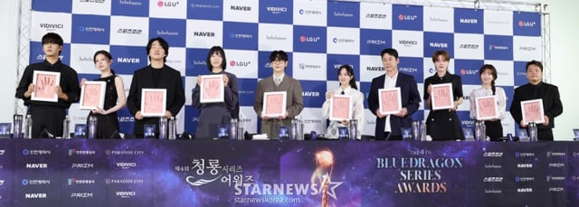 배우 이정하, 고윤정, 안재홍, 금해나, 임시완, 박보영, 신동엽, 장도연, 윤가이, 곽준빈이 25일 서울 영등포구 여의도 CGV에서 진행된 제4회 청룡시리즈 어워즈' 핸드프린팅 행사에서 프린팅을 마친 뒤 포즈를 취하고 있다./2025.06.25 /사진=김휘선 hwijpg@
