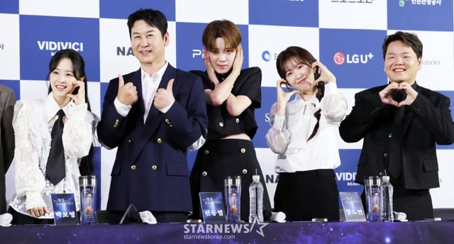 배우 박보영, 신동엽, 장도연, 윤가이, 곽준빈이 25일 서울 영등포구 여의도 CGV에서 진행된 제4회 청룡시리즈 어워즈' 핸드프린팅 행사에서 포즈를 취하고 있다. /2025.06.25 /사진=김휘선 hwijpg@