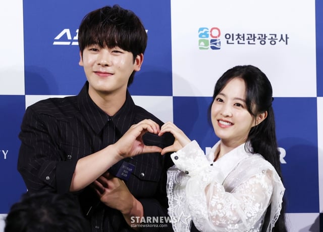 배우 이정하, 박보영이 25일 서울 영등포구 여의도 CGV에서 진행된 제4회 청룡시리즈 어워즈' 핸드프린팅 행사에서 포즈를 취하고 있다. /2025.06.25 /사진=김휘선 hwijpg@