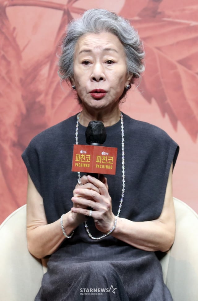 배우 윤여정이 23일 오전 서울 강남구 그랜드인터컨티넨탈 파르나스 그랜드 볼룸에서 열린 애플오리지날 '파친코2' 제작발표회에 참석해 인사말을 하고 있다. 뉴욕타임스 베스트셀러에 선정된 동명의 소설을 원작으로 한 Apple Original 시리즈 ‘파친코’ - Pachinko. 고국을 떠나 억척스럽게 생존과 번영을 추구하는 한인 이민 가족 4대의 삶과 꿈을 그려낸 드라마로 23일 공개된다. 2024.08.23 /사진=임성균
