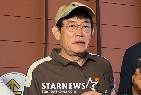 (서울=뉴스1) 김종훈 기자 = 코미디언 이경규가 24일 오후 11시 45분께 서울 강남경찰서에서 약물 운전 혐의와 관련한 조사를 마친 뒤 취재진의 질문에 답하고 있다. 2025.6.24/뉴스1 Copyright © 뉴스1. All rights reserved. 무단 전재 및 재배포, AI학습 이용 금지. /사진=(서울=뉴스1) 김종훈 기자