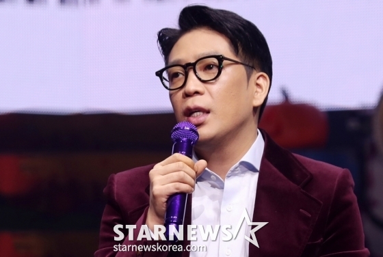  가수 MC몽이 25일 오후 서울 광진구 예스24 라이브홀에서 진행된 정규 8집 앨범 'CHANNEL 8' 발매 기념 기자간담회에서 질의응답을 하고 있다.