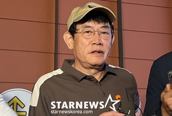(서울=뉴스1) 김종훈 기자 = 코미디언 이경규가 24일 오후 11시 45분께 서울 강남경찰서에서 약물 운전 혐의와 관련한 조사를 마친 뒤 취재진의 질문에 답하고 있다. 2025.6.24/뉴스1 Copyright © 뉴스1. All rights reserved. 무단 전재 및 재배포, AI학습 이용 금지. /사진=(서울=뉴스1) 김종훈 기자