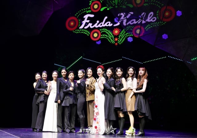 '프리다'의 주연 배우들이 26일 서울 종로구 NOL 유니플렉스에서 진행된 프레스콜에서 포즈를 취하고 있다. 뮤지컬 '프리다'는 프리다 칼로의 마지막 생애를 액자 형식으로 풀어낸 쇼 뮤지컬로 오는 9월 7일까지 공연된다. /2026.06.26 /사진=김휘선 hwijpg@