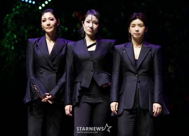 배우 장은아, 전수미, 아이키가 26일 서울 종로구 NOL 유니플렉스에서 진행된 뮤지컬 '프리다' 프레스콜에서 포즈를 취하고 있다. 뮤지컬 '프리다'는 프리다 칼로의 마지막 생애를 액자 형식으로 풀어낸 쇼 뮤지컬로 오는 9월 7일까지 공연된다. /2026.06.26 /사진=김휘선 hwijpg@