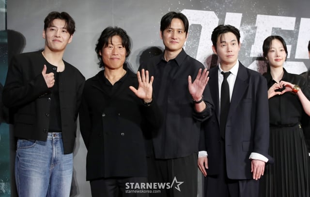 배우 강하늘, 유해진, 박해준, 류경수, 채원빈이 15일 서울 강남구 코엑스에서 열린 영화 '야당(감독 황병국)' 쇼케이스에서 포즈를 취하고 있다. /2025.04.15 /사진=김휘선 hwijpg@