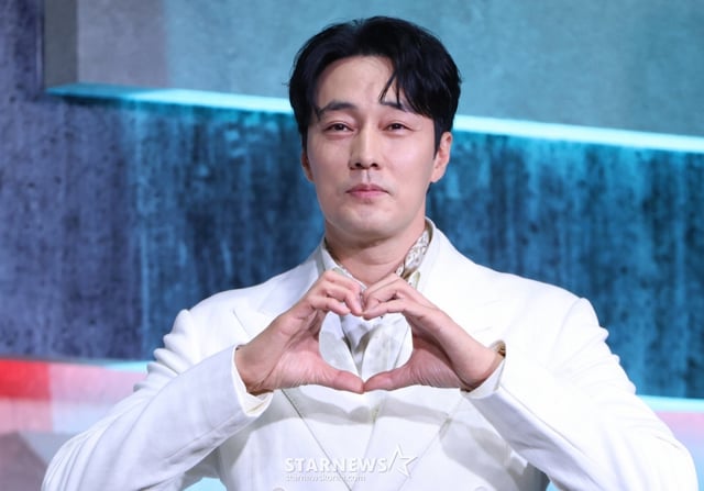(서울=뉴스1) 권현진 기자 = 배우 소지섭이 5일 오전 서울 중구 장충로 앰버서더 서울 풀만 호텔에서 열린 넷플릭스 '광장' 제작발표회에 참석해 포즈를 취하고 있다.  ‘광장’은 스스로 아킬레스건을 자르고 광장 세계를 떠났던 남기준(소지섭)이 조직의 2인자였던 동생 남기석(이준혁)의 죽음으로 11년 만에 돌아와 복수를 위해 그 배후를 파헤치는 누아르 액션으로 오는 6일 첫 공개 예정이다. 2025.6.5/뉴스1  Copyright © 뉴스1. All rights reserved. 무단 전재 및 재배포,  AI학습 이용 금지. /사진=(서울=뉴스1) 권현진 기자