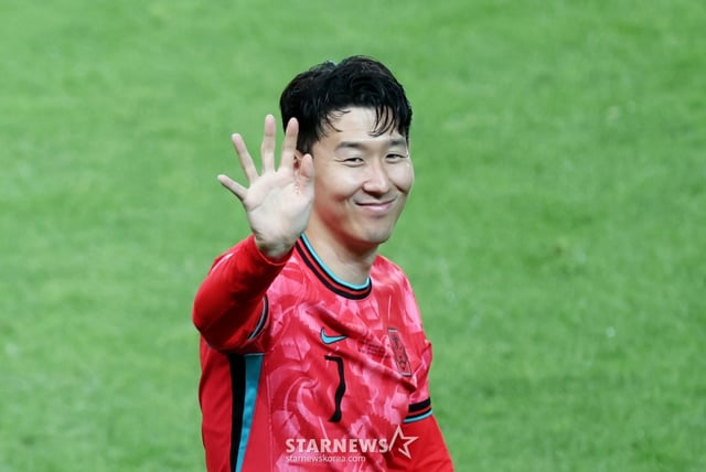 (서울=뉴스1) 이승배 기자 = 10일 오후 서울 마포구 상암동 서울월드컵경기장에서 열린 2026 국제축구연맹(FIFA) 북중미 월드컵 아시아 3차 예선 B조 10차전 대한민국과 쿠웨이트의 경기에서 4대0으로 승리한 대한민국 대표팀 선수들이 관중석을 향해 인사하고 있다.  한국은 6승 4무(승점 22)를 기록, 아직 최종전을 치르지 않은 2위 요르단(승점 16)과의 격차를 6점으로 벌리고 조 1위를 확정 지었다. 지난 6일 이라크전에서 2-0으로 승리, 11회 연속 월드컵 진출을 확정한 한국은 2연승과 함께 16년 만에 예선 무패를 달성했다. 2025.6.10/뉴스1  Copyright © 뉴스1. All rights reserved. 무단 전재 및 재배포,  AI학습 이용 금지. /사진=(서울=뉴스1) 이승배 기자
