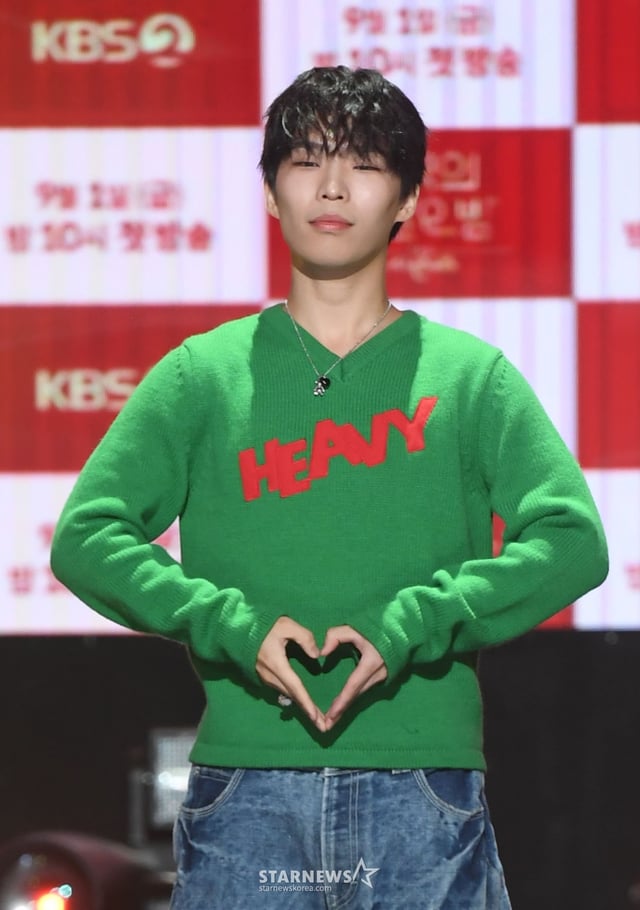 악뮤(AKMU)의 이찬혁, 이수현이29일 오후 서울 영등포구 여의도동 KBS신관 아트홀에서 열린 KBS2TV '더 시즌즈-악뮤의 오날오밤' 제작발표회에서 포즈를 취하고 있다. '더 시즌즈'는 KBS 심야 음악 프로그램 최초로 ‘연간 프로젝트’라는 색다른 방식을 도입해, 2023년 한해 동안 네 명의 MC가 각자 자신의 이름을 건 시즌을 맡아 총 4시즌을 이어서 진행하는 뮤직 토크쇼로 전임 MC 박재범과 최정훈에 이어 세 번째 시즌의 MC로 악뮤가 출격한다. 내달 9월 1일 밤 10시 첫 방송. /사진=머니S 장동규 기자