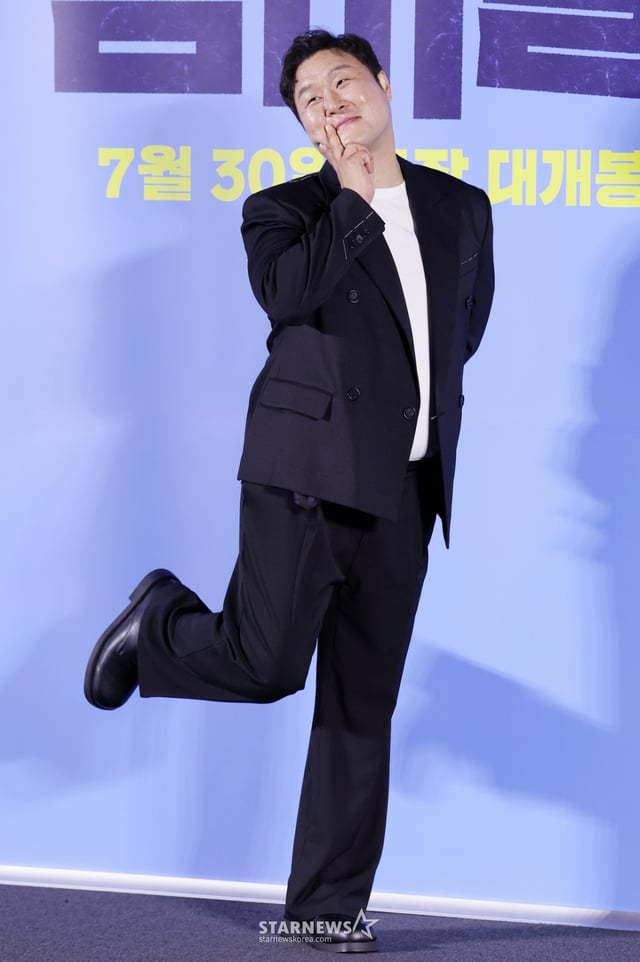 배우 윤경호가 30일 서울 용산구 CGV 용산아이파크몰에서 진행된 영화 '좀비딸' (감독 필감성) 제작보고회에 참석해 포즈를 취하고 있다. /2025.06.30 /사진=김휘선 hwijpg@