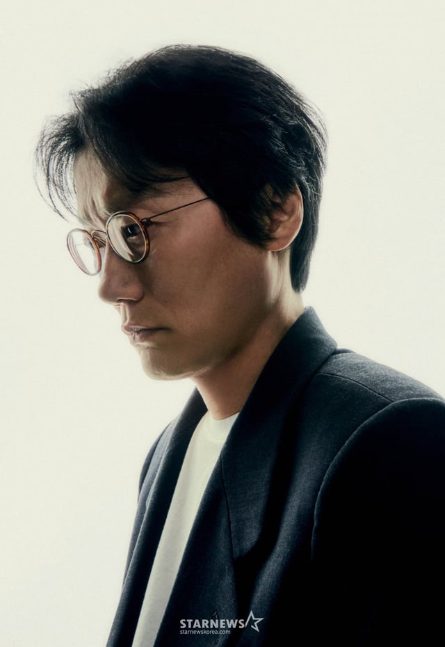 넷플릭스 오리지널 시리즈 오징어게임 시즌3의 황동혁 감독이 30일 진행된 라운드 인터뷰를 위해 포즈를 취하고 있다. /사진제공=넷플릭스 2025.06.30 /사진=이동훈 photoguy@