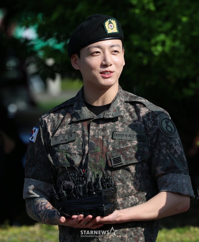 (연천=뉴스1) 권현진 기자 = 방탄소년단(BTS)의 정국이 11일 오전 경기도 연천군 연천공설운동장에서 전역 인사를 하고 있다.   정국과 지민은 지난 2023년 12월 입대해 경기도 연천에 위치한 육군 제5보병사단에서 약 1년 7개월간 병역의 의무를 성실히 수행했다. 2025.6.11/뉴스1  Copyright © 뉴스1. All rights reserved. 무단 전재 및 재배포,  AI학습 이용 금지. /사진=(연천=뉴스1) 권현진 기자