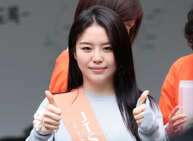 (서울=뉴스1) 김성진 기자 = 배우 조혜정이 3일 서울 중구 명동 하나플레이파크에서 열린 전쟁 내전 재난 빈곤 아이돕기 길벗 JTS 거리모금 캠페인에 참석해 엄지척을 하고 있다. 2025.5.3/뉴스1  Copyright © 뉴스1. All rights reserved. 무단 전재 및 재배포,  AI학습 이용 금지. /사진=(서울=뉴스1) 김성진 기자