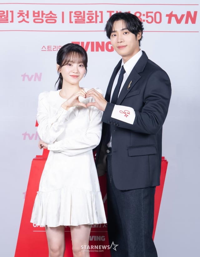 배우 조이현, 추영우가 17일 온라인으로 진행된 tvN 월화드라마 '견우와 선녀' 제작발표회에 참석해 포즈를 취하고 있다.  죽을 운명을 가진 소년과 이를 막으려는 MZ무당 소녀, 열여덟 청춘들의 거침없는 첫사랑 구원 로맨스 '견우와 선녀'는 오는 23일 첫 방송된다. /사진제공=tvN 2025.06.17 /사진=이동훈 photoguy@
