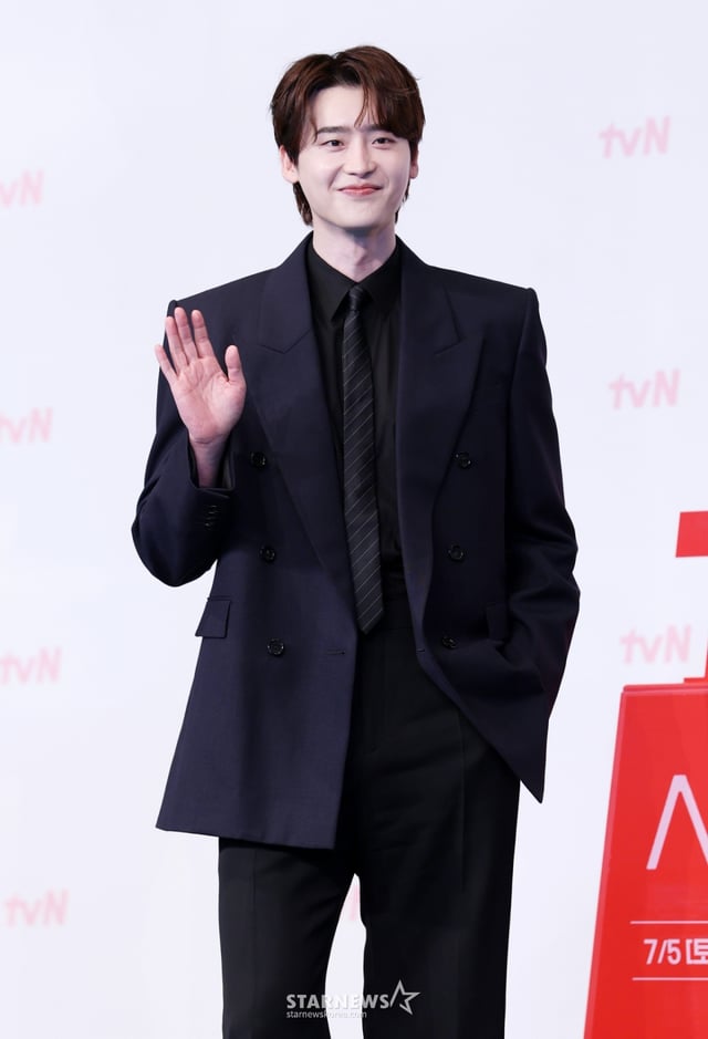 배우 이종석이 1일 서울 영등포구 더링크서울 트리뷰트포트폴리오 호텔에서 열린 tvN 새 토일드라마 '서초동' 제작발표회에 참석해 포즈를 취하고 있다. /2025.07.01 /사진=김휘선 hwijpg@