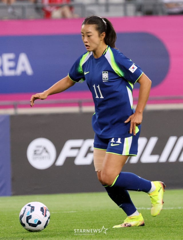 최유리가 지난달 2일 용인미르종합운동장에서 열린 국가대표평가전 대한민국과 콜롬비아의 경기에서 골대 맞추는 슈팅을 시도하고 있다. /사진=강영조 선임기자
