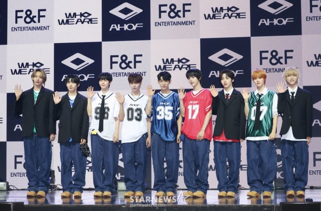 그룹 아홉(AHOF)이 1일 오후 서울 광진구 예스24라이브홀에서 진행된 첫 번째 미니앨범 'WHO WE ARE'(후 위 아) 발매기념 쇼케이스에서 포즈를 취하고 있다. 앨범에는 타이틀곡 '그곳에서 다시 만나기로 해'(Rendezvous)를 비롯해 '소년, 무대 위로 넘어지다'(Intro), '파랑 학교, 초록 잔디, 빨간 운동화', '미완성은 아닐거야', '우주 최고의 꼴찌', '아홉, 우리가 빛나는 숫자'(Outro)까지 총 6곡이 수록됐다. /2025.07.01 /사진=이동훈 photoguy@