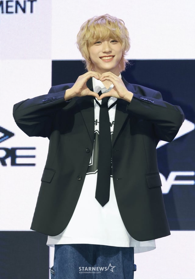 그룹 아홉(AHOF) 다이스케가 1일 오후 서울 광진구 예스24라이브홀에서 진행된 첫 번째 미니앨범 'WHO WE ARE'(후 위 아) 발매기념 쇼케이스에서 포즈를 취하고 있다. 앨범에는 타이틀곡 '그곳에서 다시 만나기로 해'(Rendezvous)를 비롯해 '소년, 무대 위로 넘어지다'(Intro), '파랑 학교, 초록 잔디, 빨간 운동화', '미완성은 아닐거야', '우주 최고의 꼴찌', '아홉, 우리가 빛나는 숫자'(Outro)까지 총 6곡이 수록됐다. /2025.07.01 /사진=이동훈 photoguy@