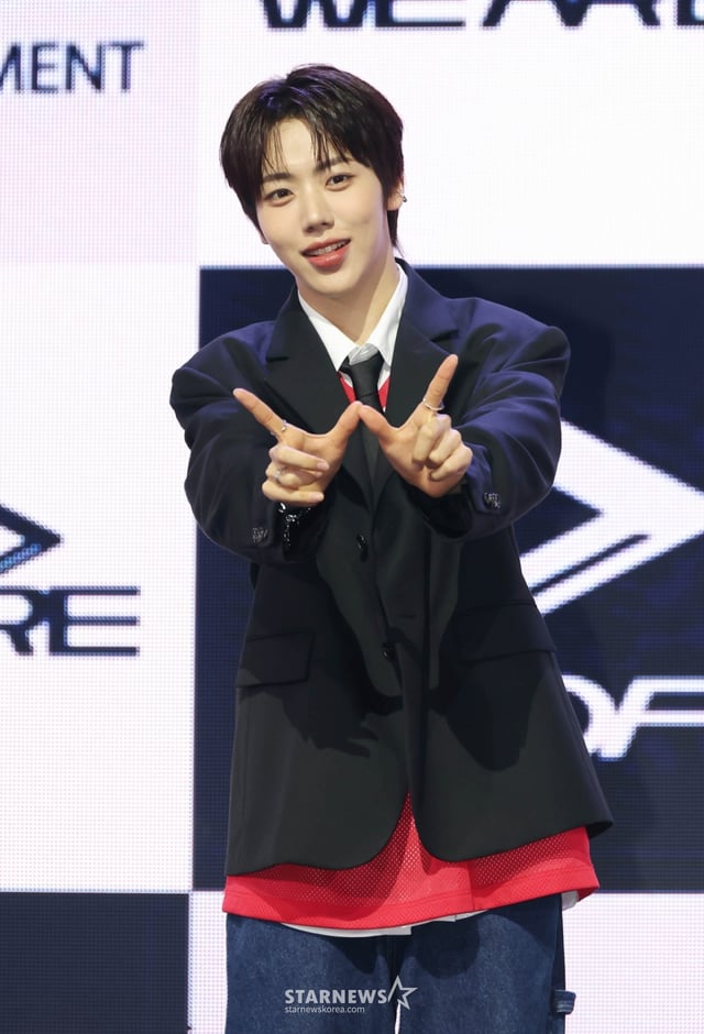 그룹 아홉(AHOF) 차웅기가 1일 오후 서울 광진구 예스24라이브홀에서 진행된 첫 번째 미니앨범 'WHO WE ARE'(후 위 아) 발매기념 쇼케이스에서 포즈를 취하고 있다. 앨범에는 타이틀곡 '그곳에서 다시 만나기로 해'(Rendezvous)를 비롯해 '소년, 무대 위로 넘어지다'(Intro), '파랑 학교, 초록 잔디, 빨간 운동화', '미완성은 아닐거야', '우주 최고의 꼴찌', '아홉, 우리가 빛나는 숫자'(Outro)까지 총 6곡이 수록됐다. /2025.07.01 /사진=이동훈 photoguy@