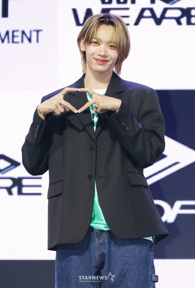 그룹 아홉(AHOF) 장슈아이보가 1일 오후 서울 광진구 예스24라이브홀에서 진행된 첫 번째 미니앨범 'WHO WE ARE'(후 위 아) 발매기념 쇼케이스에서 포즈를 취하고 있다. 앨범에는 타이틀곡 '그곳에서 다시 만나기로 해'(Rendezvous)를 비롯해 '소년, 무대 위로 넘어지다'(Intro), '파랑 학교, 초록 잔디, 빨간 운동화', '미완성은 아닐거야', '우주 최고의 꼴찌', '아홉, 우리가 빛나는 숫자'(Outro)까지 총 6곡이 수록됐다. /2025.07.01 /사진=이동훈 photoguy@