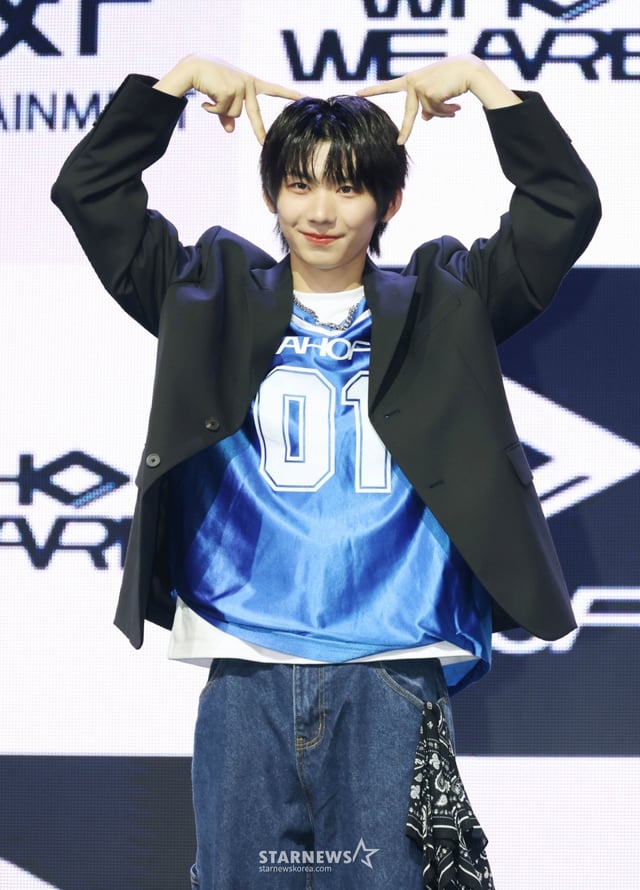 그룹 아홉(AHOF) 박한이 1일 오후 서울 광진구 예스24라이브홀에서 진행된 첫 번째 미니앨범 'WHO WE ARE'(후 위 아) 발매기념 쇼케이스에서 포즈를 취하고 있다. 앨범에는 타이틀곡 '그곳에서 다시 만나기로 해'(Rendezvous)를 비롯해 '소년, 무대 위로 넘어지다'(Intro), '파랑 학교, 초록 잔디, 빨간 운동화', '미완성은 아닐거야', '우주 최고의 꼴찌', '아홉, 우리가 빛나는 숫자'(Outro)까지 총 6곡이 수록됐다. /2025.07.01 /사진=이동훈 photoguy@