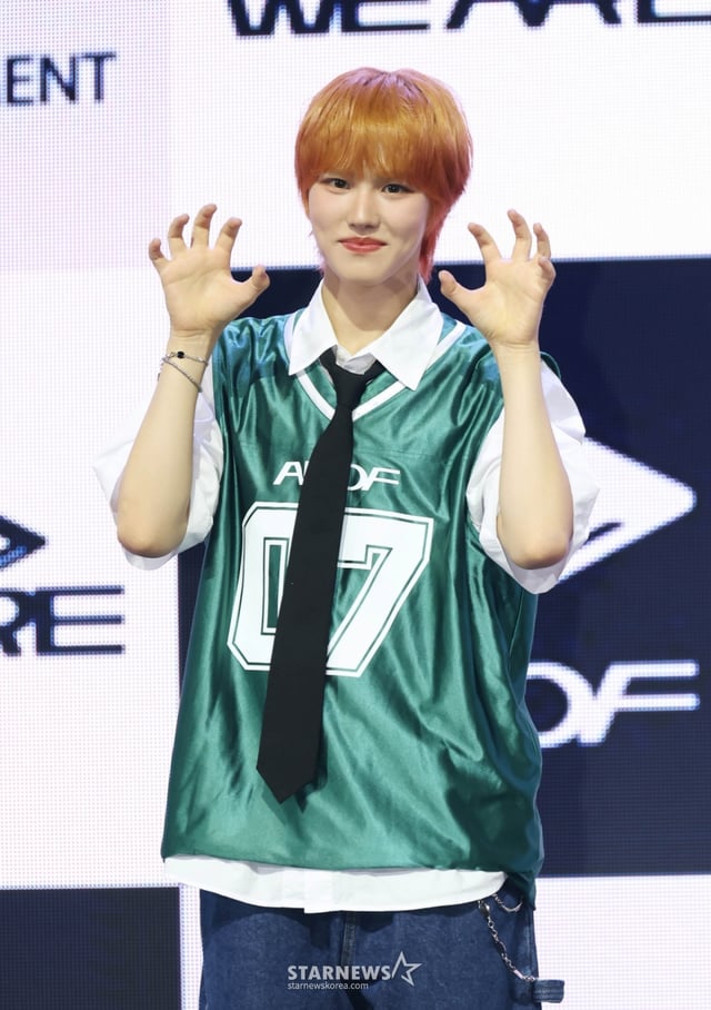그룹 아홉(AHOF) 박주원이 1일 오후 서울 광진구 예스24라이브홀에서 진행된 첫 번째 미니앨범 'WHO WE ARE'(후 위 아) 발매기념 쇼케이스에서 포즈를 취하고 있다. 앨범에는 타이틀곡 '그곳에서 다시 만나기로 해'(Rendezvous)를 비롯해 '소년, 무대 위로 넘어지다'(Intro), '파랑 학교, 초록 잔디, 빨간 운동화', '미완성은 아닐거야', '우주 최고의 꼴찌', '아홉, 우리가 빛나는 숫자'(Outro)까지 총 6곡이 수록됐다. /2025.07.01 /사진=이동훈 photoguy@