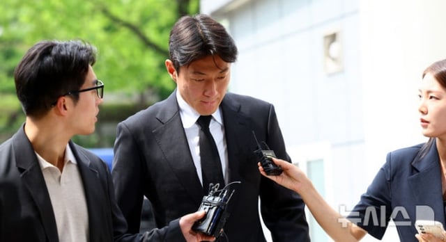 불법 촬영 혐의로 1심에서 징역형 집행유예를 선고받은 축구선수 황의조가 지난달 19일 서울 서초구 서울중앙지방법원에서 열린 항소심 1차 공판에 출석하고 있다. /사진=뉴시스