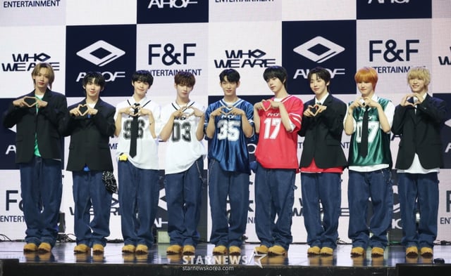 그룹 아홉(AHOF)이 1일 오후 서울 광진구 예스24라이브홀에서 진행된 첫 번째 미니앨범 'WHO WE ARE'(후 위 아) 발매기념 쇼케이스에서 포즈를 취하고 있다. 앨범에는 타이틀곡 '그곳에서 다시 만나기로 해'(Rendezvous)를 비롯해 '소년, 무대 위로 넘어지다'(Intro), '파랑 학교, 초록 잔디, 빨간 운동화', '미완성은 아닐거야', '우주 최고의 꼴찌', '아홉, 우리가 빛나는 숫자'(Outro)까지 총 6곡이 수록됐다. /2025.07.01 /사진=이동훈 photoguy@