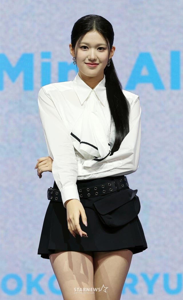 (서울=뉴스1) 김진환 기자 = 걸그룹 izna(이즈나)의 윤지윤이 25일 오후 서울 광진구 예스24라이브홀에서 열린 첫 번째 미니앨범 ‘N/a’ 발매 기념 쇼케이스에서 포즈를 취하고 있다.   이즈나는 Mnet 걸그룹 데뷔 서바이벌 ‘아이랜드2’를 통해 데뷔하며, 타이틀곡 'IZNA'는 세상 모두를 놀라게 하겠다는 포부를 느낄 수 있는 곡이다. 2024.11.25/뉴스1  Copyright © 뉴스1. All rights reserved. 무단 전재 및 재배포,  AI학습 이용 금지. /사진=(서울=뉴스1) 김진환 기자
