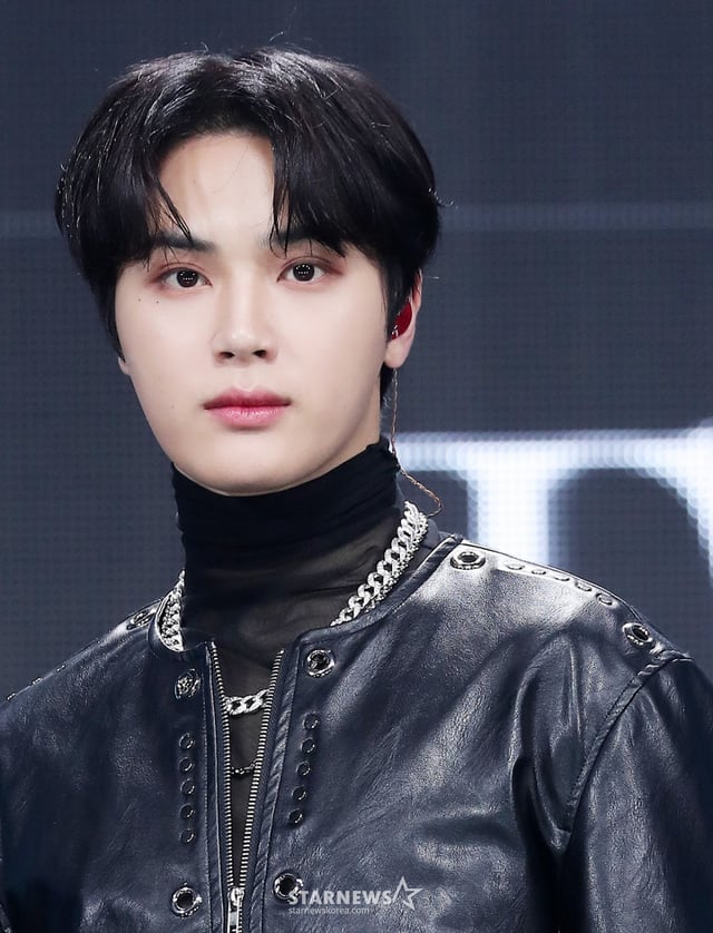 그룹 더보이즈(THE BOYZ) 주학년이 20일 오후 서울 광진구 예스24 라이브홀에서 진행된 미니 8집 '비 어웨이크(BE AWAKE)' 발매 기념 쇼케이스에 참석해 포즈를 취하고 있다. 더보이즈의 이번 앨범에는 타이틀곡 '로어(ROAR)'를 포함해 총 6개 신곡이 수록됐다. 2023.02.20