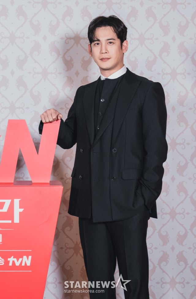 배우 박기웅이 7일 오후 온라인 생중계로 진행된 tvN 새 드라마 '판도라 : 조작된 낙원' 제작발표회에 참석해 포즈를 취하고 있다. 누구나 부러워하는 인생을 사는 여성이 잃어버렸던 과거의 기억을 회복하면서 자신의 운명을 멋대로 조작한 세력을 응징하기 위해 펼치는 복수극 '판도라 : 조작된 낙원'은 오는 11일 첫 방송된다. /사진제공=CJENM 2023.03.07