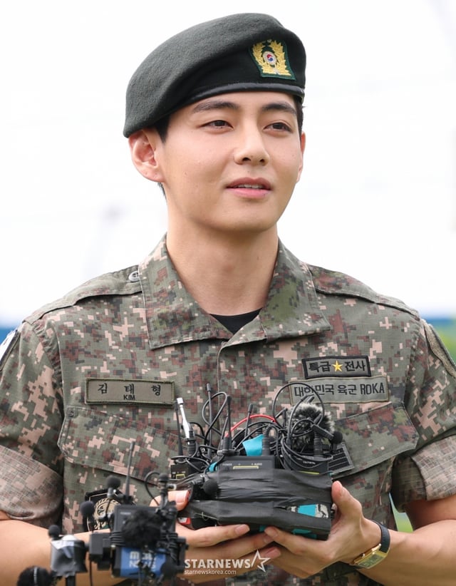 (춘천=뉴스1) 권현진 기자 = 방탄소년단(BTS)의 뷔가 10일 오전 강원도 춘천시 신북읍 체육공원 축구장에서 군 복무를 마친 뒤 인터뷰를 하고 있다. 2025.6.10/뉴스1 Copyright © 뉴스1. All rights reserved. 무단 전재 및 재배포, AI학습 이용 금지. /사진=(춘천=뉴스1) 권현진 기자