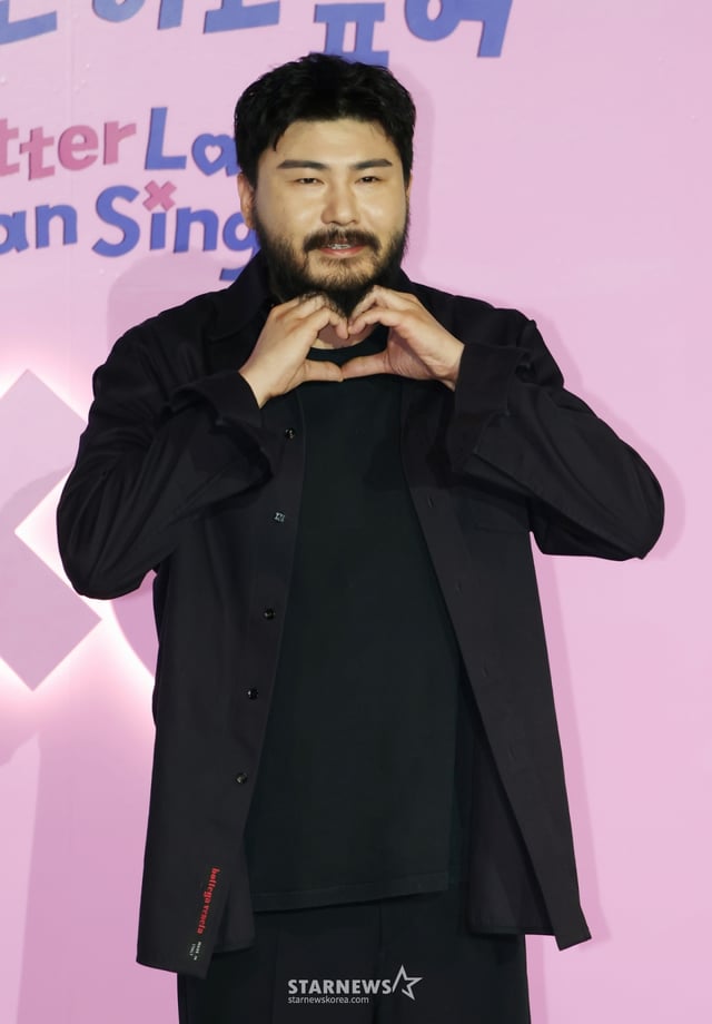 가수 카더가든이 3일 오후 서울 CGV용산아이파크몰에서 진행된 넷플릭스 예능 '모태솔로지만 연애는 하고 싶어' 제작발표회에 참석해 포즈를 취하고 있다.  연애가 서툰 모태솔로들의 인생 첫 연애를 돕는 메이크오버 연애 리얼리티 예능​ ‘모태솔로지만 연애는 하고 싶어’는 오는 8일 공개된다. /2025.07.03 /사진=이동훈 photoguy@