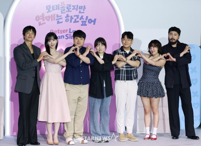 배우 서인국, 강한나, 조욱형 PD, 김노은 PD, 원승재 PD, 코미디언 이은지, 가수 카더가든이 3일 오후 서울 CGV용산아이파크몰에서 진행된 넷플릭스 예능 '모태솔로지만 연애는 하고 싶어' 제작발표회에 참석해 포즈를 취하고 있다. 연애가 서툰 모태솔로들의 인생 첫 연애를 돕는 메이크오버 연애 리얼리티 예능 ‘모태솔로지만 연애는 하고 싶어’는 오는 8일 공개된다. /2025.07.03 /사진=이동훈 photoguy@