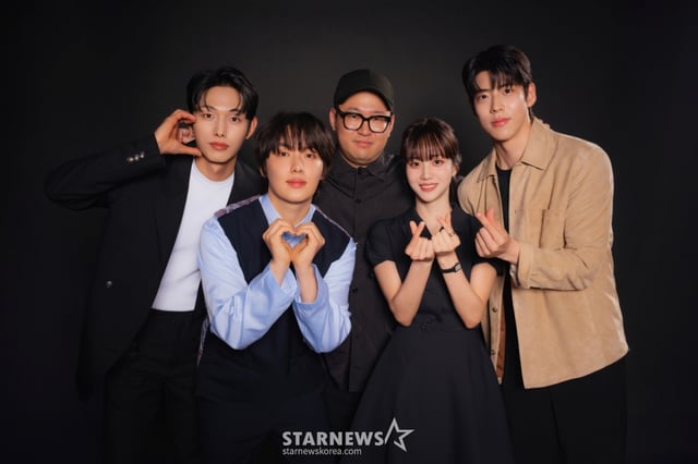 티빙 드라마 '러닝메이트'의 배우 이정식, 윤현수, 한진원 감독, 배우 홍화연, 최우성이 24일 진행된 라운드 인터뷰를 위해 포즈를 취하고 있다. /사진제공=티빙 2025.06.24 /사진=이동훈 photoguy@