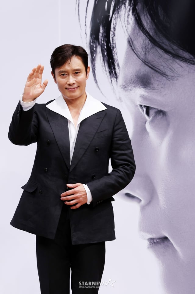 배우 이병헌이 4일 경기 부천시 현대백화점 중동점에서 진행된 '제29회 부천국제판타스틱영화제' 더 마스터 이병헌 특별전 기자회견에 참석해 포즈를 취하고 있다./2025.07.04 /사진=김휘선 hwijpg@
