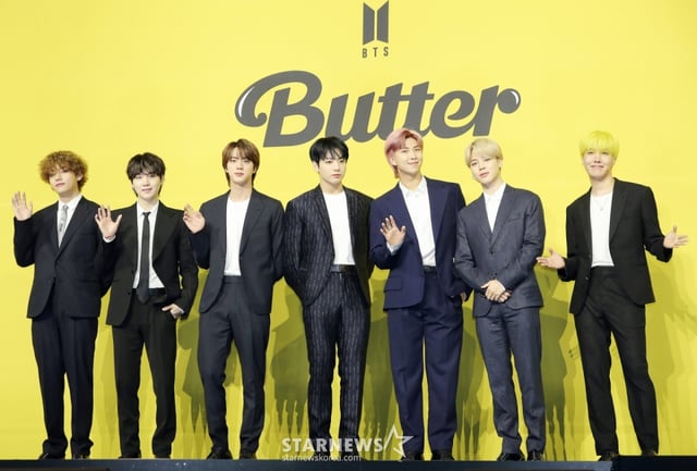 방탄소년단(BTS, 뷔 슈가 진 정국 RM 지민 제이홉)이 21일 오후 서울 송파구 방이동 올림픽홀에서 진행된 새 싱글앨범 'Butter' 발매 기념 쇼케이스에서 포즈를 취하고 있다. 'Butter'에는 버터처럼 부드럽게 녹아들어 너를 사로잡겠다는 방탄소년단의 귀여운 고백이 담겨있다. 방탄소년단은 'Butter'를 사실상의 선 공개 싱글로 스타트를 끊고 6월 중 'Butter'가 포함된 새 앨범을 발매할 계획이다. 2021.05.21