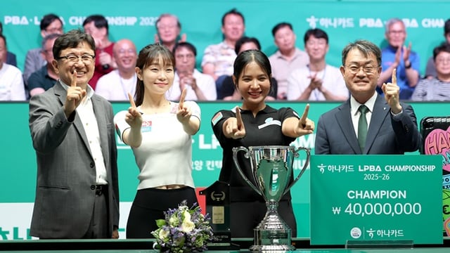 장상진 PBA 부총재(왼쪽부터), 김보라, 스롱, 성영수 하나카드 대표이사가 LPBA 챔피언십 우승 세리머니에서 기념촬영을 하고 있다. /사진=PBA 투어 제공