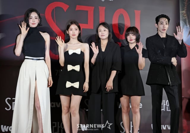 배우 이다희, 아린, 안주영 감독, 배우 이은샘, 이수혁이 7일 오후 서울 CGV용산아이파크몰에서 진행된 웨이브 오리지널 시리즈 'S라인' 제작발표회에 참석해 포즈를 취하고 있다. /2025.07.07 /사진=이동훈 photoguy@