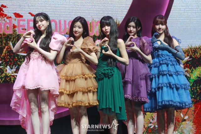 걸그룹 피프티피프티(FIFTY FIFTY・키나 문샤넬 예원 하나 아테나)가 20일 오후 서울 광진구 예스24라이브홀에서 진행된 두 번째 미니 앨범 '러브 튠'(Love Tune) 발매 기념 쇼케이스에서 포즈를 취하고 있다. '러브' 버전과 '튠' 버전 2가지로 발매되는 이번 앨범은 타이틀곡 'SOS'와 선공개 곡 '스타리 나잇'(Starry Night)'을 비롯해 '푸시 유어 러브'(Push Your Love), '그래비티'(Gravity), '스태리 나잇', 'SOS' 영어 버전까지 총 6개 곡이 수록됐다. /2024.09.20 /사진=이동훈