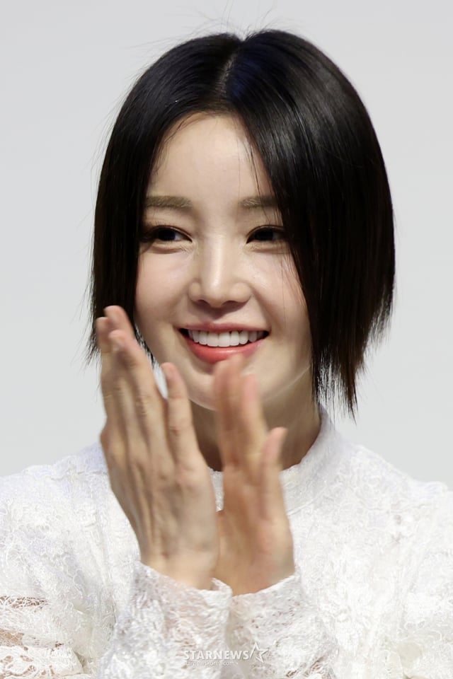 [서울=뉴시스] 박진희 기자 = 연극 '레미제라블' 출연 배우 남규리(코제트 역)가 30일 서울 강남구 더샵갤러리에서 제작발표회를 하고 있다. 2024.10.30. pak7130@newsis.com /사진=박진희