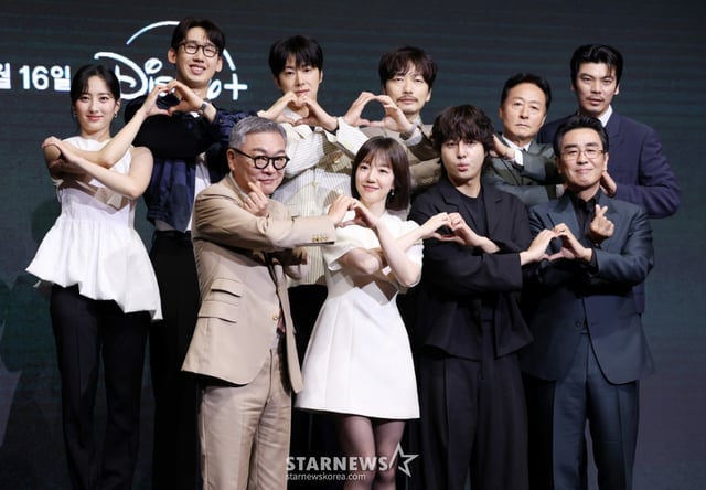 배우 김민, 이상진, 정윤호, 이동휘, 김종수, 김성오, 류승룡, 양세종, 임수정, 김의성이(뒷줄 왼쪽부터 시계방향)이 8일 서울 영등포구 콘래드 호텔에서 진행된 디즈니+ 드라마 '파인: 촌뜨기들' 제작발표회에 참석해 포즈를 취하고 있다. /2025.07.08 /사진=김휘선 hwijpg@