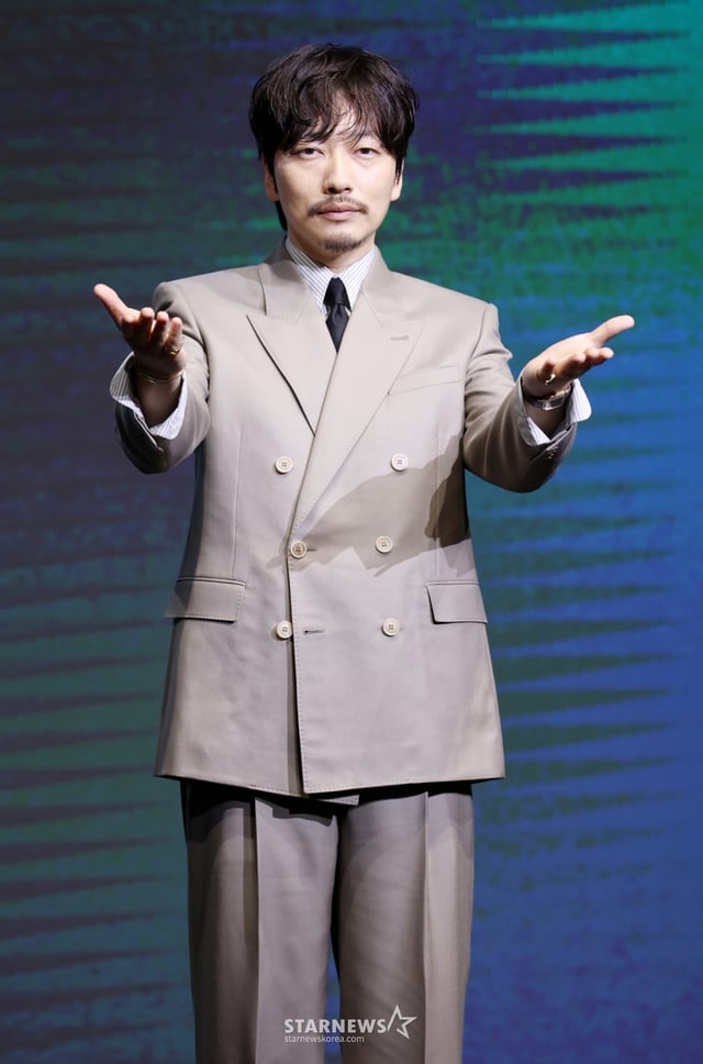 배우 이동휘가 8일 서울 영등포구 콘래드 호텔에서 진행된 디즈니+ 드라마 '파인: 촌뜨기들' 제작발표회에 참석해 포즈를 취하고 있다. /2025.07.08 /사진=김휘선 hwijpg@