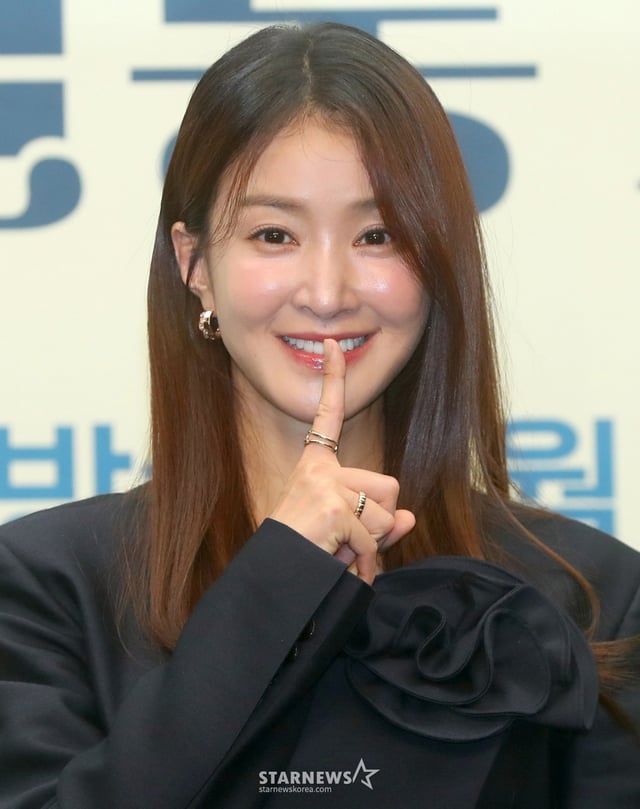[서울=뉴시스] 김혜진 기자 = 배우 이시영이 16일 오후 서울 마포구 스탠포드호텔에서 열린 ENA 새 월화드라마 '살롱 드 홈즈' 제작발표회에서 포즈를 취하고 있다. 2025.06.16. jini@newsis.com /사진=김혜진