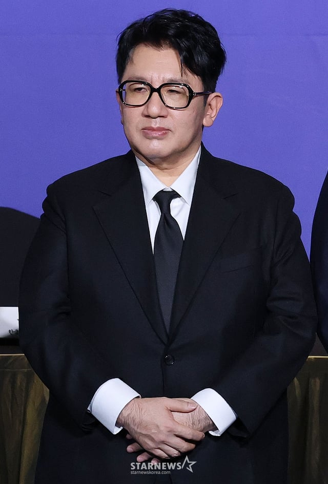 (서울=뉴스1) 박세연 기자 = 방시혁 하이브 이사회 의장이 서울 여의도 FKI타워에서 열린 한경협 제64회 정기총회·새 CI 공개 행사에 참석해 신규 회원사 대표로 기념촬영하기 위해 자리하고 있다. 2025.2.20/뉴스1 Copyright © 뉴스1. All rights reserved. 무단 전재 및 재배포, AI학습 이용 금지. /사진=(서울=뉴스1) 박세연 기자