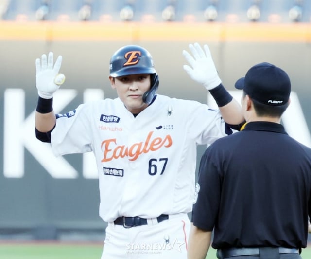 북부 올스타 한지윤(한화)이 11일 열린 2025 KBO 올스타전에서 3회말 2타점 2루타를 터트리고 세리머니를 하고 있다. /사진=강영조 선임기자