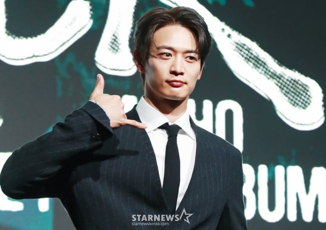 샤이니 민호가 4일 오전 서울 여의도 페어몬트 앰배서더 호텔에서 진행된 솔로 첫 정규 앨범 '콜 백'(CALL BACK) 발매 기자간담회에서 포즈를 취하고 있다. 이번 앨범에는 타이틀 곡 '콜 백'을 포함해 총 10곡으로 구성됐다. /2024.11.04 /사진=이동훈 photoguy@