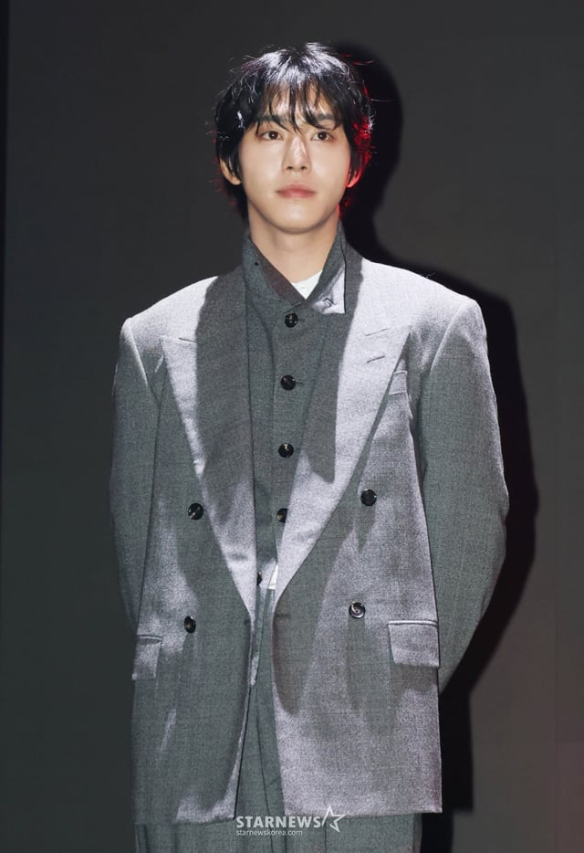 배우 안효섭이 2일 오후 서울 광진구 예스24라이브홀에서 진행된 영화 '전지적 독자 시점' 쇼케이스에서 포즈를 취하고 있다.   10년 이상 연재된 소설이 완결된 날 소설 속 세계가 현실이 된 세상에서 유일한 독자였던 ‘김독자’가 소설의 주인공 ‘유중혁’과 동료들과 함께 멸망한 세계에서 살아남기 위한 펼치는 이야기를 그린 판타지 액션 영화 '전지적 독자 시점’은 오는 23일 개봉한다. /2025.07.02 /사진=이동훈 photoguy@