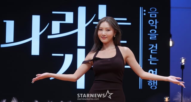 가수 화사가 1일 오전 서울 영등포구 여의도동 KBS 아트홀에서 진행된 KBS 2TV 음악 여행 리얼리티쇼 '나라는 가수' 제작발표회에 참석해 포즈를 취하고 있다. '나라는 가수-스페인'은 K팝 대표 실력파 아티스트들이 다른 '나라'의 음악과 문화를 경험하며 '나'라는 가수를 찾아가는 여행기를 그리는 음악 예능 프로그램이다. 오는 2일 첫 방송. 2024.11.01 /사진=김창현 chmt@