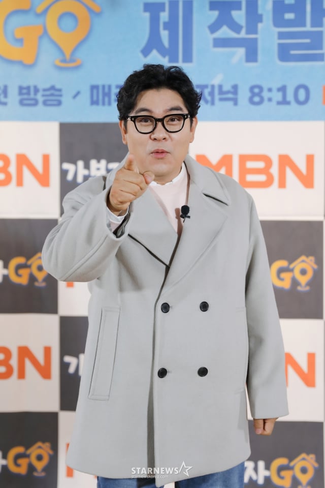 코미디언 김용만이 15일 오전 온라인으로 진행된  MBN 예능 프로그램 '가보자GO' 제작발표회에 참석해 포즈를 취하고 있다.  각종 SNS의 파도를 벗어나 '진짜 친구'를 찾기 위해 거리로 나선 5명의 MC가 장소와 나이, 성별을 불문하고, 그동안 만나고 싶었던 각종 셀럽과 일반인을 즉석에서 섭외해 친구가 되는 과정을 담아내는 프로그램 '가보자GO'는 16일 첫 방송된다. /사진제공=MBN 2024.03.15 /사진=이동훈